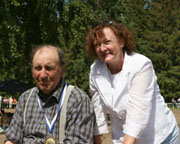 Landrätin Kerstin Kassner war dabei, gratulierte dem Kreismeister im Fahren Max Stanka aus Schwarbe und nahm auf seiner Kutsche Platz. Landrätin Kerstin Kassner war dabei, gratulierte dem Kreismeister im Fahren Max Stanka aus Schwarbe und nahm auf seiner Kutsche Platz.